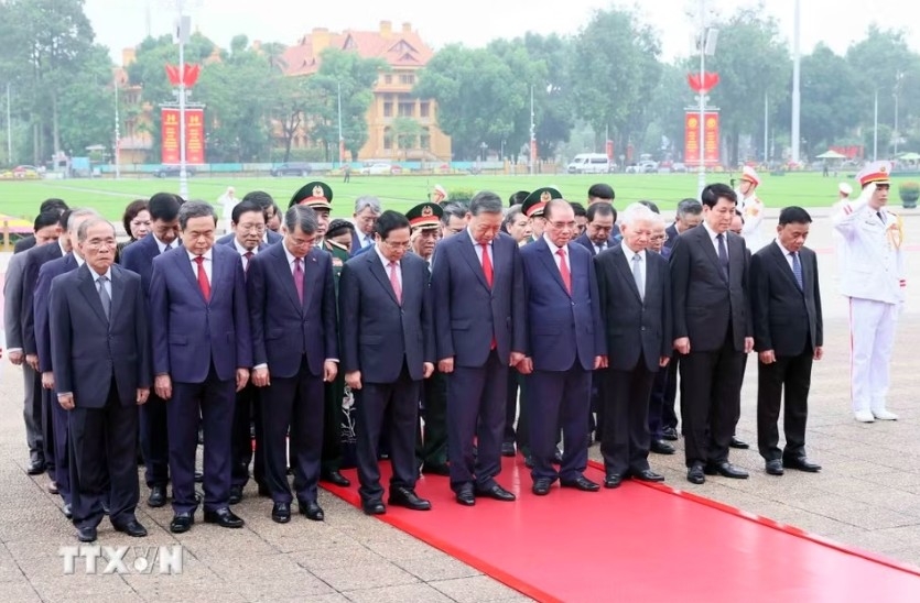 Current and former leaders of the Party and State commemorate President Ho Chi Minh.
(Photo: VNA)