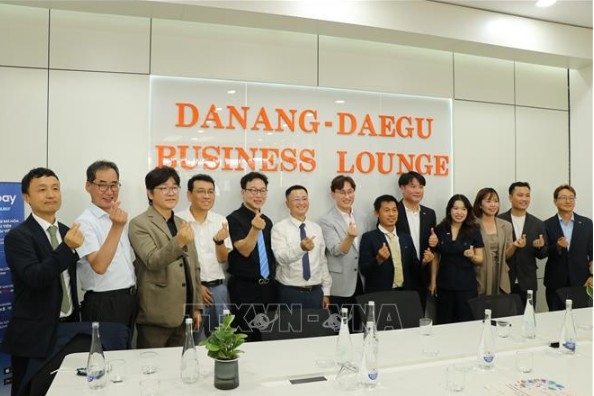 Delegates pose for a photo at the launching ceremony of the Da Nang - Daegu Business Lounge (Photo: VNA)