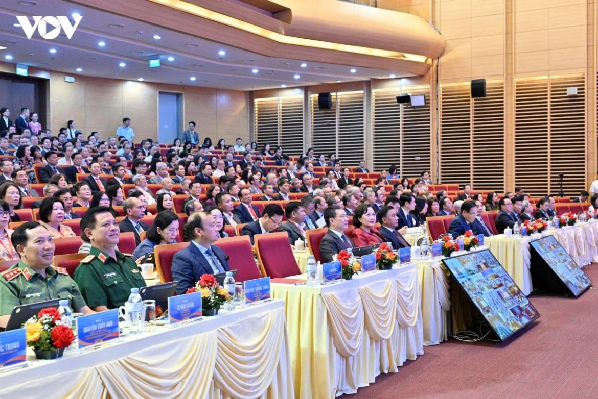 Delegates attend the session on Party diplomacy and people-to-people diplomacy in Hanoi on August 5