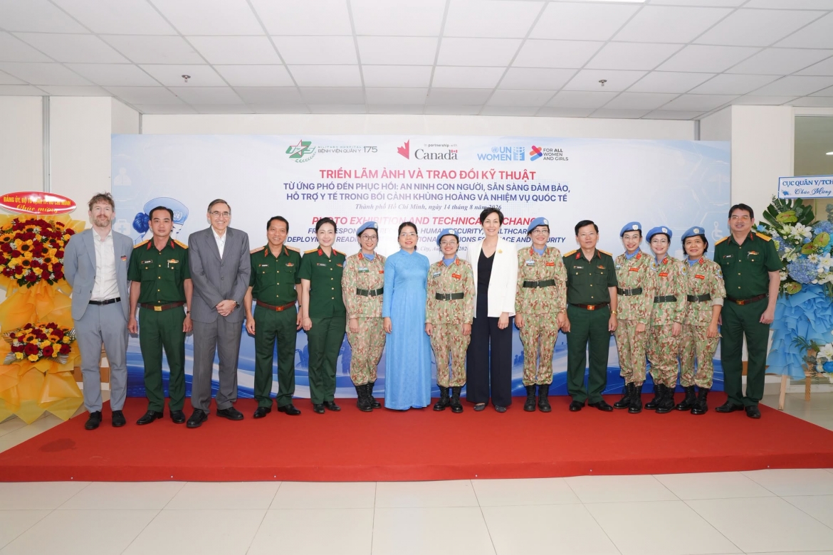Delegates pose for a group photo at the event (Photo: Military Hospital 175)