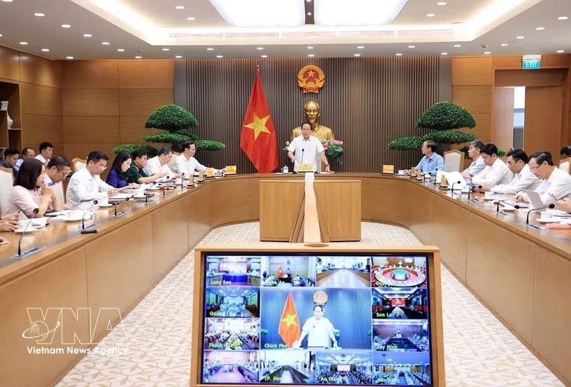 Deputy Prime Minister Le Tien Chau chairs the meeting of the Steering Committee for building inter-level boarding schools in border communes on August 14. (Photo: VNA)