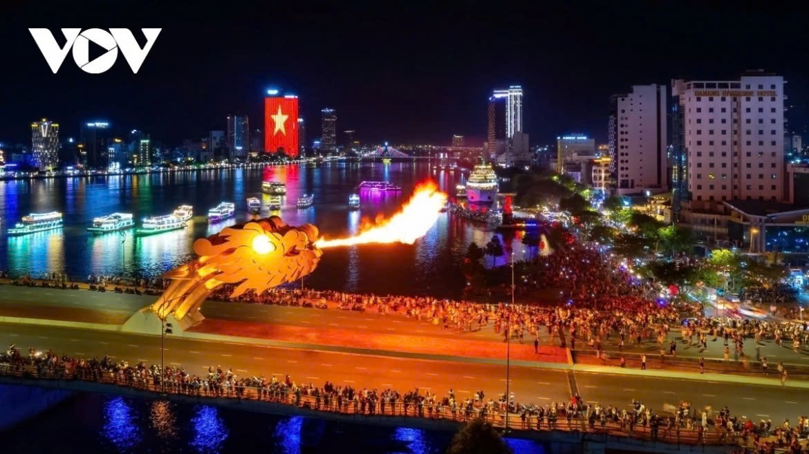 Da Nang remains one of Vietnam’s most sought-after summer destinations, drawing travelers with its sunny weather, scenic beauty and refreshing sea breezes. The city offers a unique blend of modern urban life, beautiful beaches and tranquil spaces for relaxation.