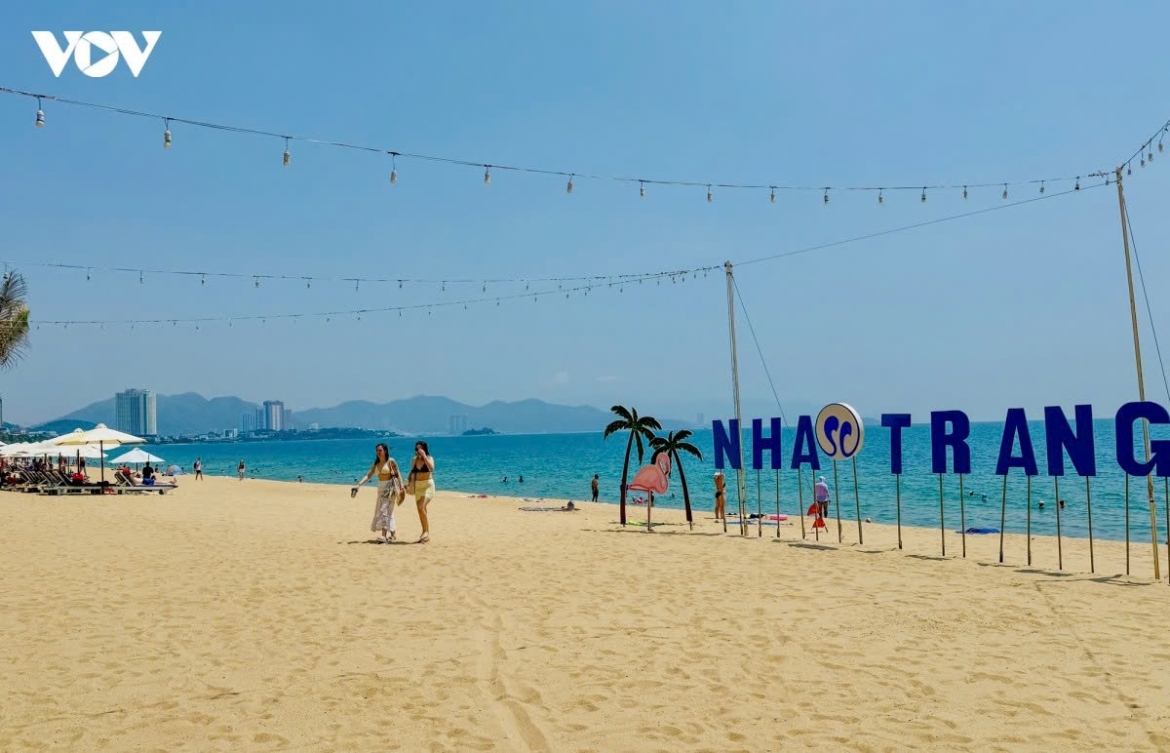 In Khanh Hoa province, Nha Trang is a popular destination for summer getaways, known for its long sandy beaches and clear blue waters, which are ideal for diving and other water activities. Pleasant weather also makes the coastal city a great place to enjoy mineral mud baths and savor fresh seafood.