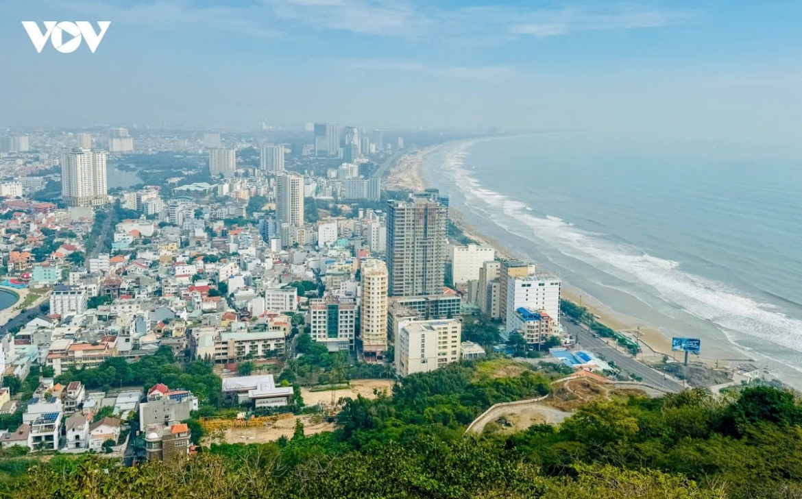 Vung Tau Ward in Ho Chi Minh City, long known for its beach resorts, is a popular option for a short getaway. With scenic coastal roads, dramatic cliffs, panoramic mountain views and bustling seafood night markets, Vung Tau offers visitors a relaxing seaside escape.