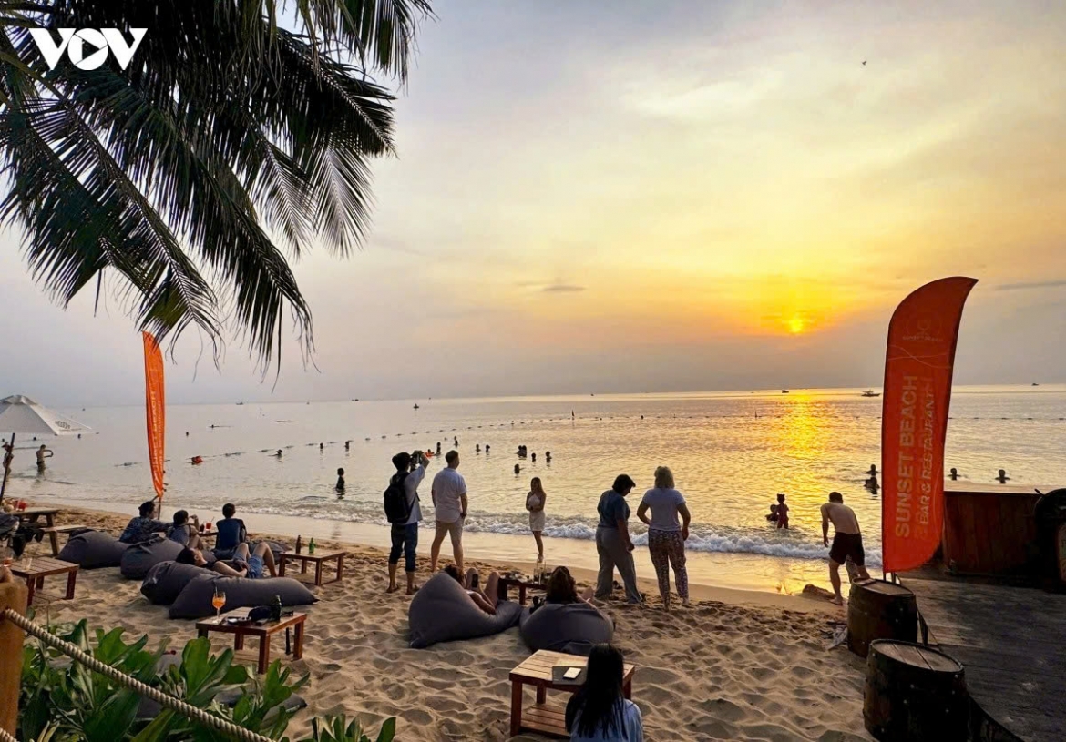 Phu Quoc Island in An Giang province, southern Vietnam, is a favourite destination for many travelers. Long beaches with fine white sand and stunning sunsets further enhance its appeal during the summer.