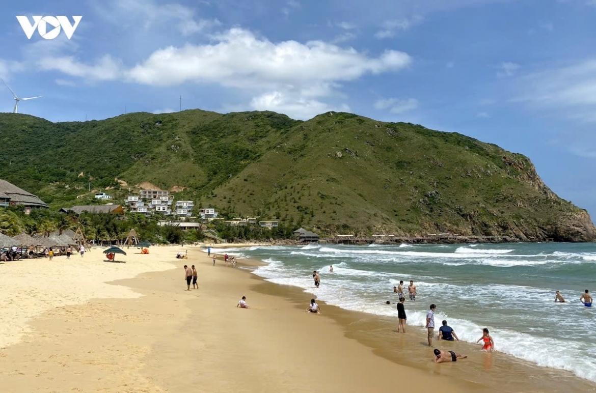 Located in the south-central coastal region, Quy Nhon captivates summer-loving travelers with coastal roads on majestic cliffs, crystal-clear blue bays, and peaceful villages which are far away from the hustle and bustle of city life.