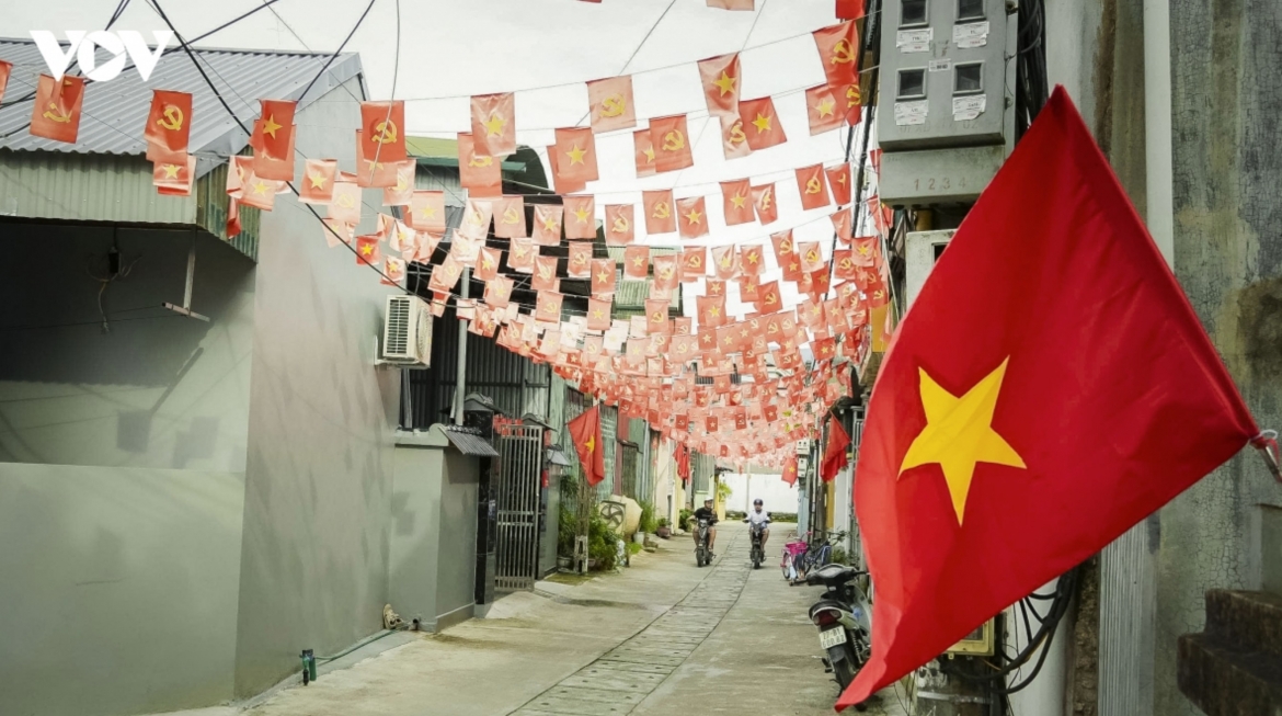 Residents display national flags in front of their houses and along roadways to celebrate National Day and express their love for the homeland.