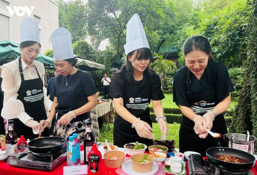 Diplomats make Vietnamese fresh spring rolls.