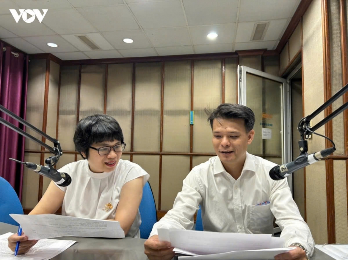 Dr. Nguyen Van Dang (R) of the Ho Chi Minh National Academy of Politics, in a VOV studio for a News and Current Affairs broadcast