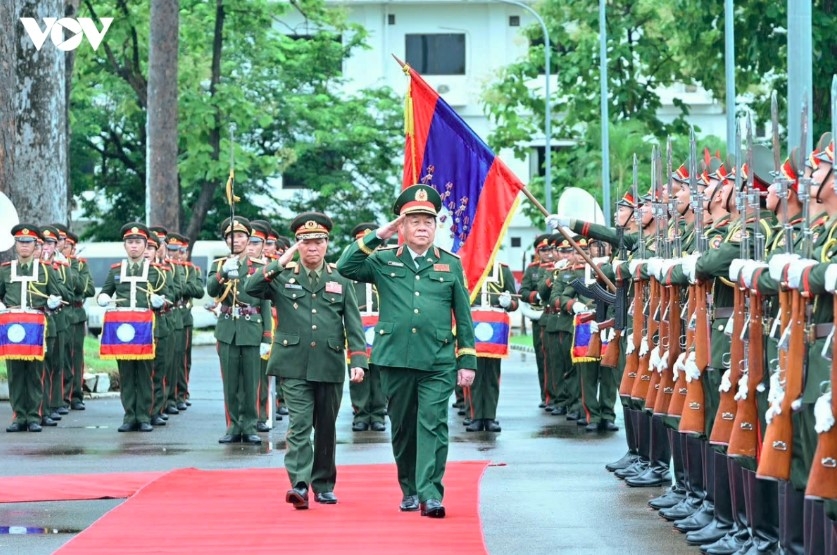 General Nguyen Trong Nghia (left) and Senior Lieutenant General Vongsone Inpanphim review the Honor Guard of the Lao People's Armed Forces in Vientiane.