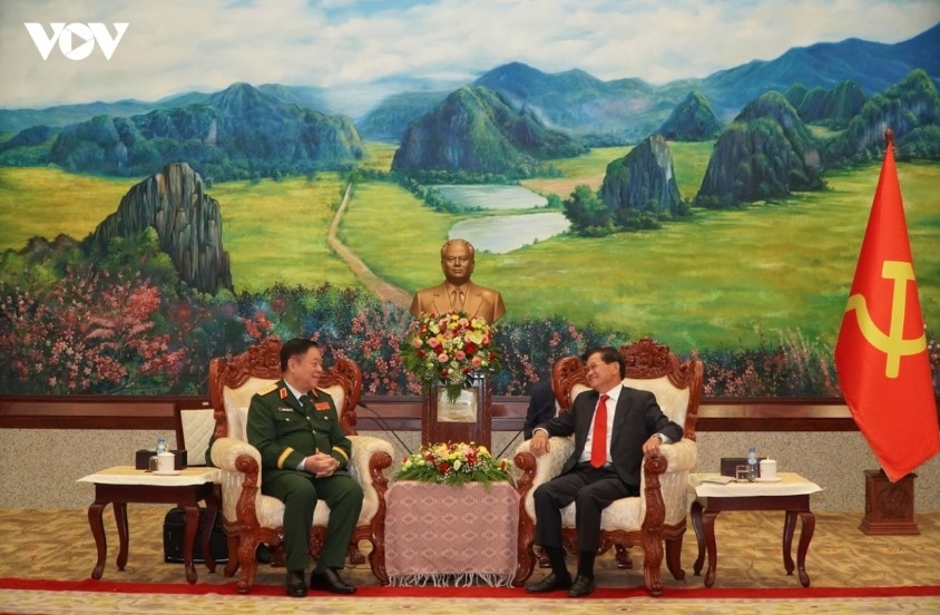 General Nguyen Trong Nghia (left) pays a courtesy visit to General Secretary of the Lao People's Revolutionary Party and President Thongloun Sisoulith.