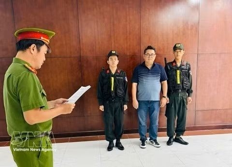 Defendant Nguyen Thanh Hiep is informed of procedural decisions by the police