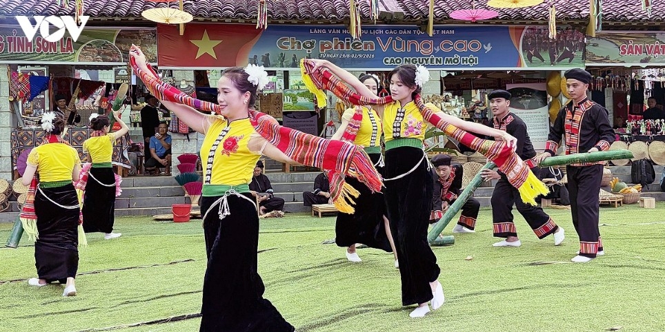 The "Highland Festival" market fair at the Vietnam National Village for Ethnic Culture and Tourism offers shopping spaces and traditional craft experiences rich in Northern ethnic colors.