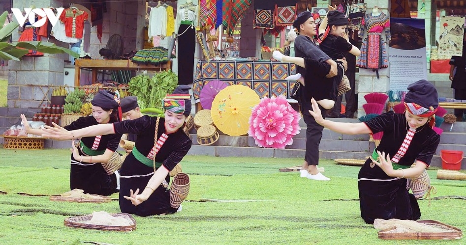 Artists perform traditional Thai and Xinh Mun dances and passionate songs, immersing visitors in the rich cultural heritage of the Northwestern region.