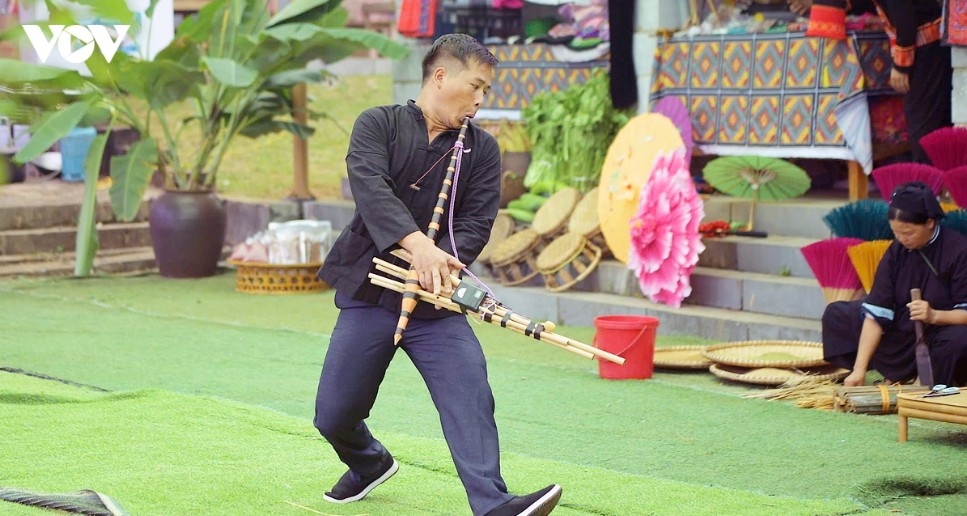 Visitors enjoy traditional ethnic instrument solos featuring tunes such as "Melodies of the Mountain Village" and the Thai folk chant "Gratitude to the Party and Uncle Ho."