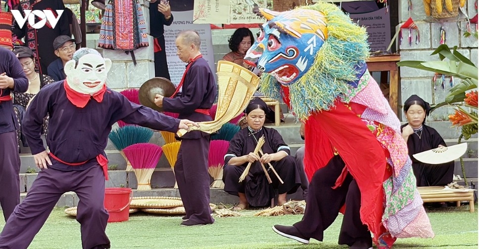 Visitors gather at the "Common Home" of Vietnam's 54 ethnic groups to experience cultural exchanges and traditional activities during the National Day holiday.