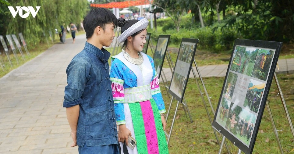 Visitors view a photo exhibition depicting the culture and daily activities of highland ethnic minorities.