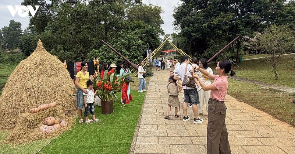 The opening day of the "Highland Festival" market fair draws numerous Hanoi residents and tourists for shopping and cultural activities.