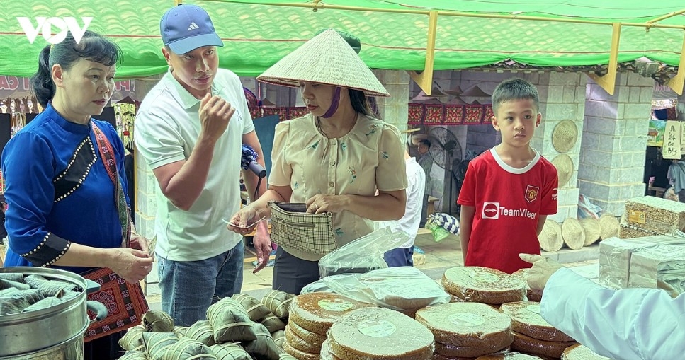 Booths display a wide range of regional specialties, from fresh and dried agricultural produce, traditional cakes, and glass noodles to forest spices, essential oils, and herbal remedies like black celastrus tea and Solanum procumbens.