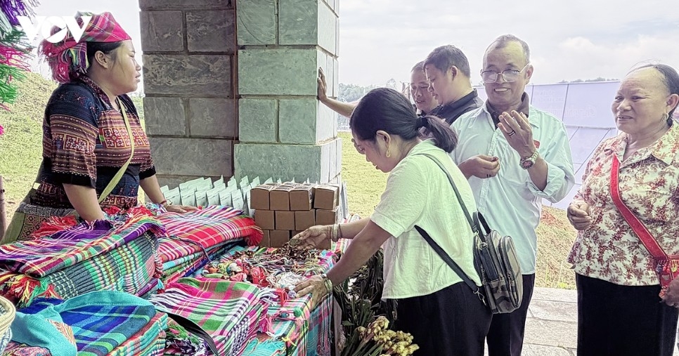 Local ethnic minority people introduce their products directly to visitors at the fair.