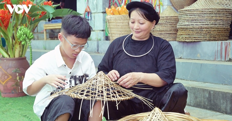Visitors try their hand at traditional craft-making techniques, including crafting handmade poonah paper and weaving bamboo hats.