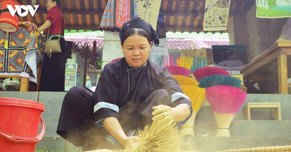Visitors learn the unique incense-making techniques of the Nung ethnic people from Cao Bang and prepare traditional dishes under the guidance of local artisans.