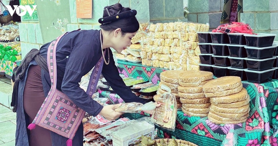 Visitors enjoy authentic Northwestern flavors and traditional musical performances at the fair.