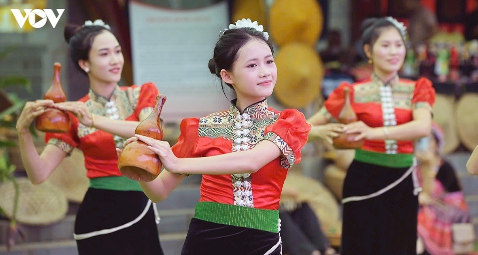 The festive atmosphere of the market fair is enlivened by folk song and dance performances held throughout the event.