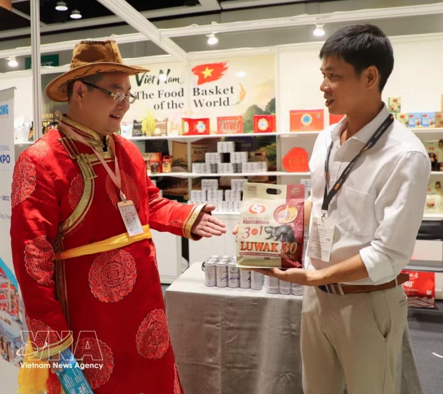 A visitor explores Vietnamese coffee at the expo. (Photo: VNA)