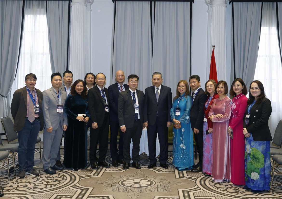  Party General Secretary and President To Lam and delegates pose for a photo. (Photo: VNA)  