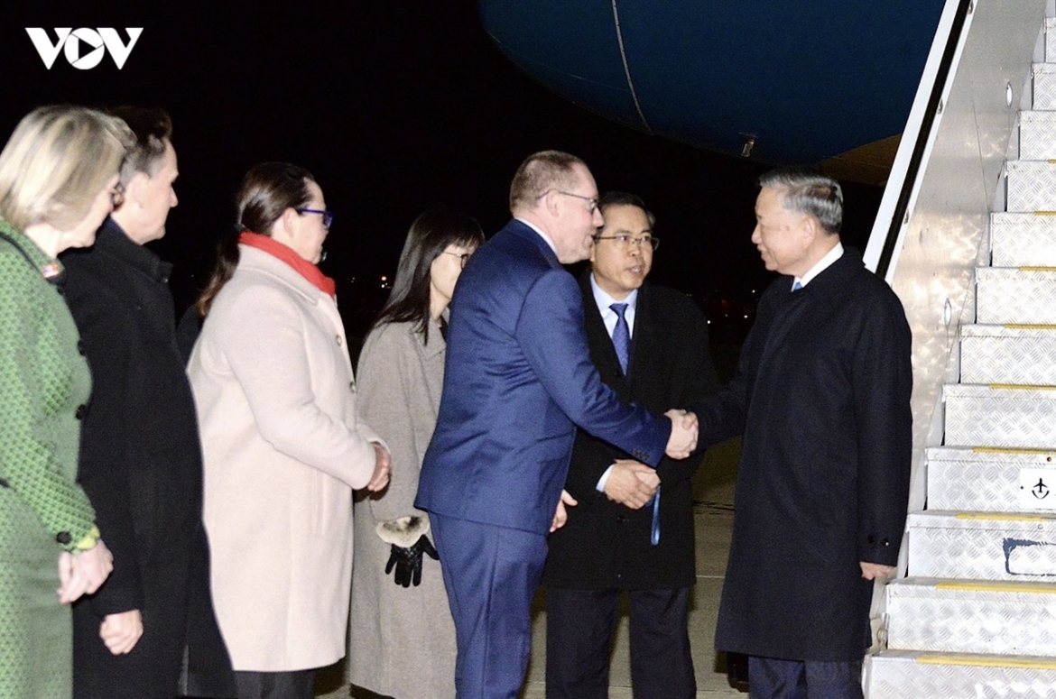 Jeff Barnes representing the Australian Governor-General welcomes Party General Secretary and President To Lam at the airport.