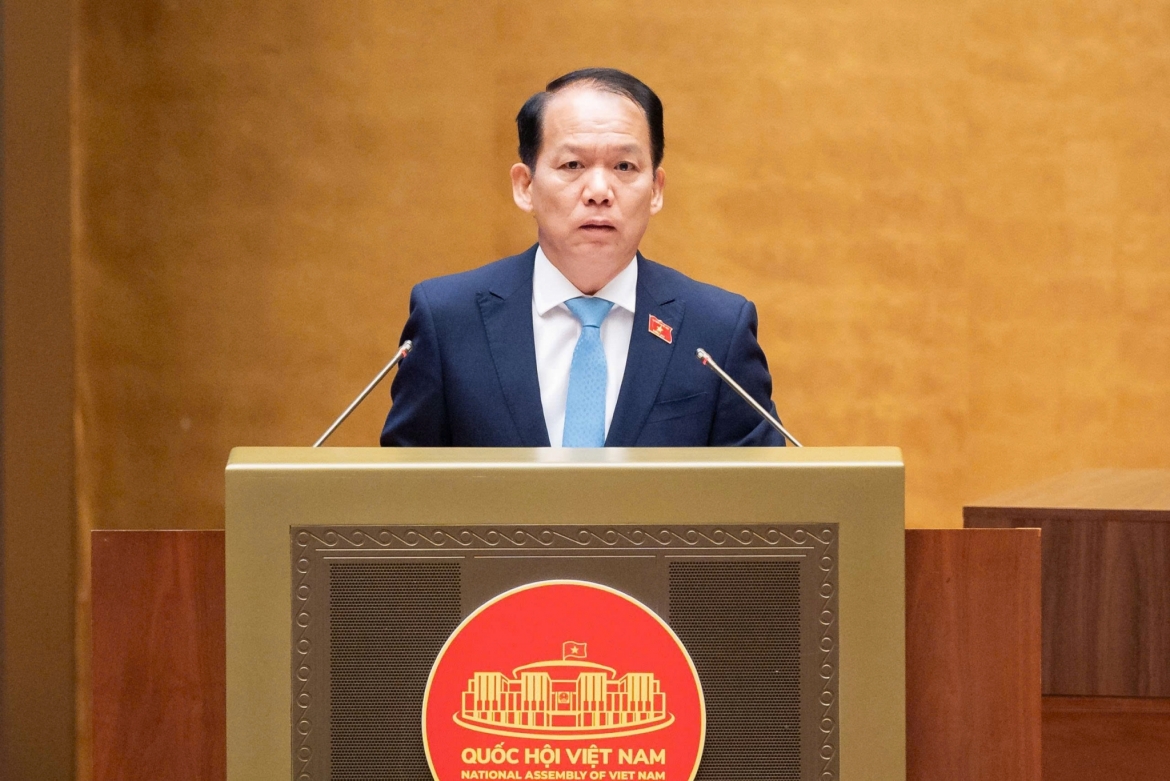 Justice Minister Hoang Thanh Tung presents the draft Urban Development Law at the ongoing first extraordinary session of the National Assembly in Hanoi on August 7. (Photo: quochoi.vn)