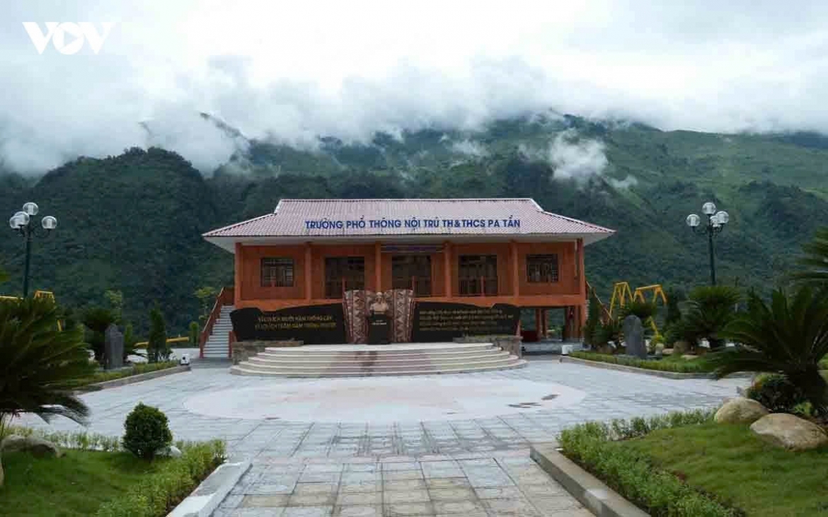 Pa Tan Primary and Junior High Boarding School stands amid deep green mountains with modern, spacious facilities in Pa Tan Commune.