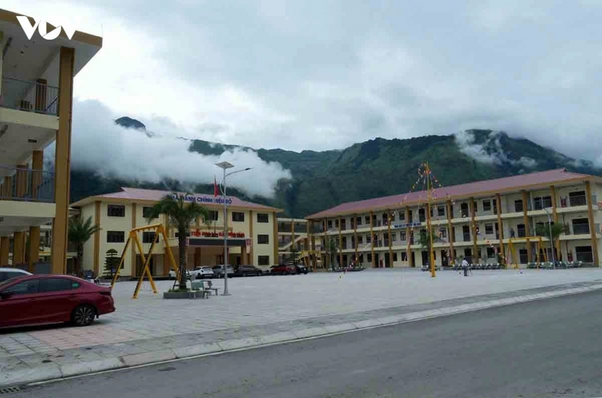 Built on an area of 7.47 hectares with a total investment of over VND263 billion (approx. US$10.05 million), the school features modern facilities and fully equipped classrooms that benefit both students and teachers.