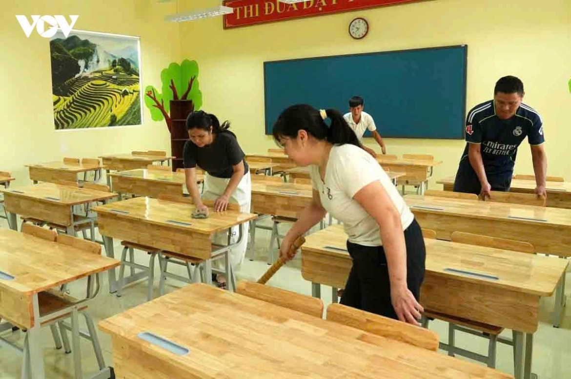 Pa Tan School consists of 30 classrooms alongside an administrative block, library, specialized subject rooms, boarding housing, and a multi-purpose hall, catering to nearly 1,068 students.