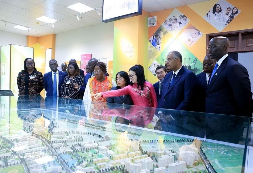 VNUA President Prof. Dr. Nguyen Thi Lan introduces the university to President of the National Assembly of Côte d'Ivoire Patrick Achi and his delegation.