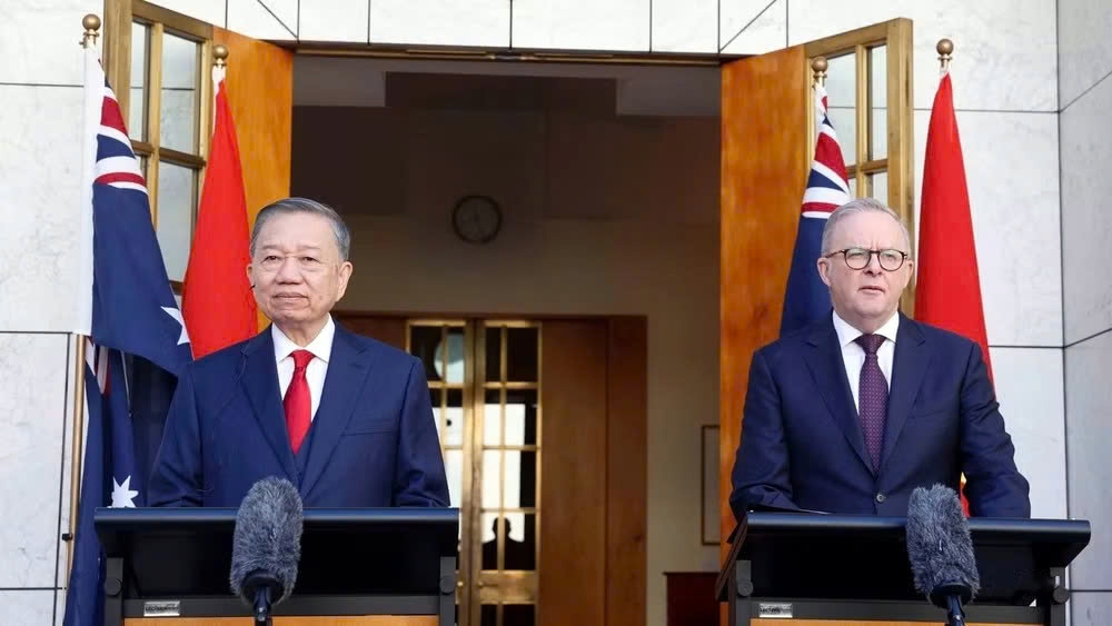 Vietnamese General Secretary and President To Lam (L) and Australian Prime Minister Anthony Albanese at a joint press briefing in Canberra on Augusst 11, 2026. (Photo: VNA)