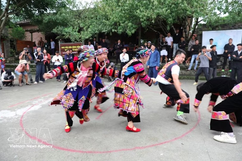 The Lo Lo Chai people in Tuyen Quang province immerse themselves in a traditional dance, attracting a large number of visitors to enjoy and experience the performance. (Photo: VNA)