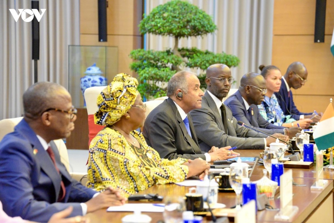 Ivorian National Assembly Patrick Achi (third from left) praises Vietnam’s development achievements and says the country’s development experience could offer useful lessons for Côte d’Ivoire and other African countries