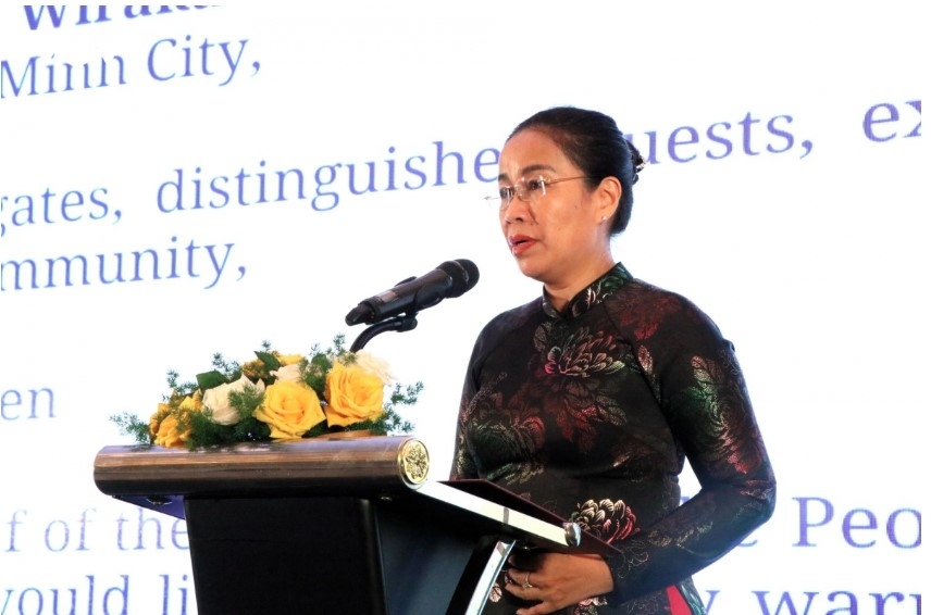 Vice Chairwoman of the Da Nang municipal People's Committee Nguyen Thi Anh Thi speaks at the event