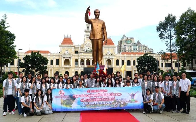 Overseas Vietnamese students lay flowers in tribute to President Ho Chi Minh (Photo: sggp.org.vn)