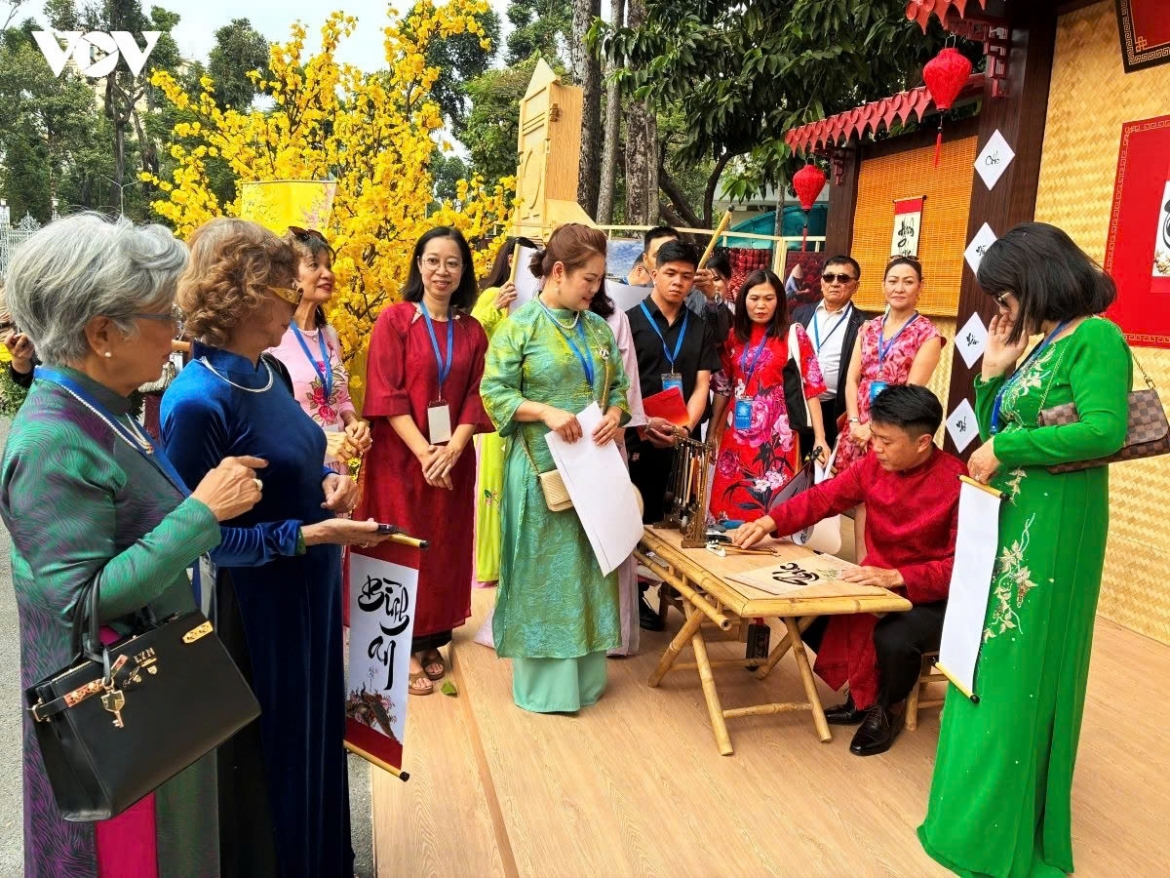 A new Politburo resolution describes Vietnam's more than 6.5 million overseas nationals as an integral part of the nation, a strategic resource for development and an important bridge connecting Vietnam with the world. (Illustrative image)