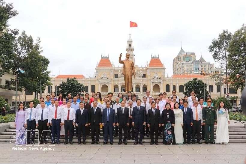 The delegation of the Party Committee, People’s Council, People’s Committee, and Vietnam Fatherland Front Committee of Ho Chi Minh City pose for a photo at President Ho Chi Minh's monument park on Nguyen Hue pedestrian street on August 26.