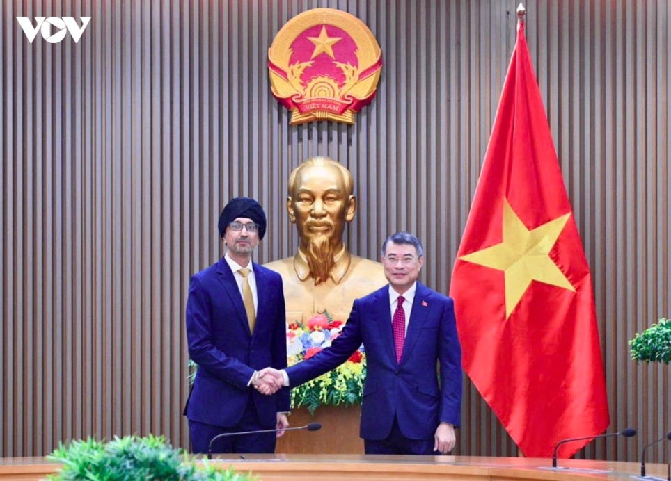 Prime Minister Le Minh Hung meets with Singaporean Ambassador Rajpal Singh on his new assignment in Vietnam.