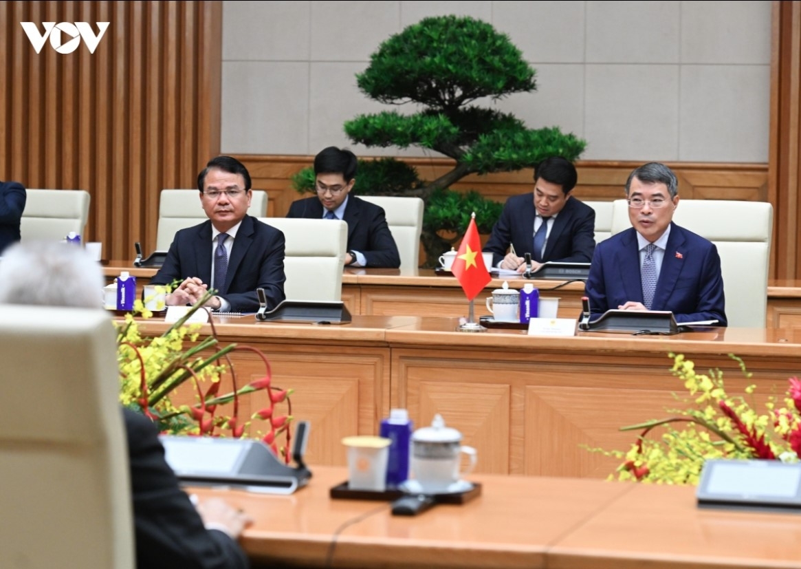 Prime Minister Le Minh Hung speaks at the meeting.