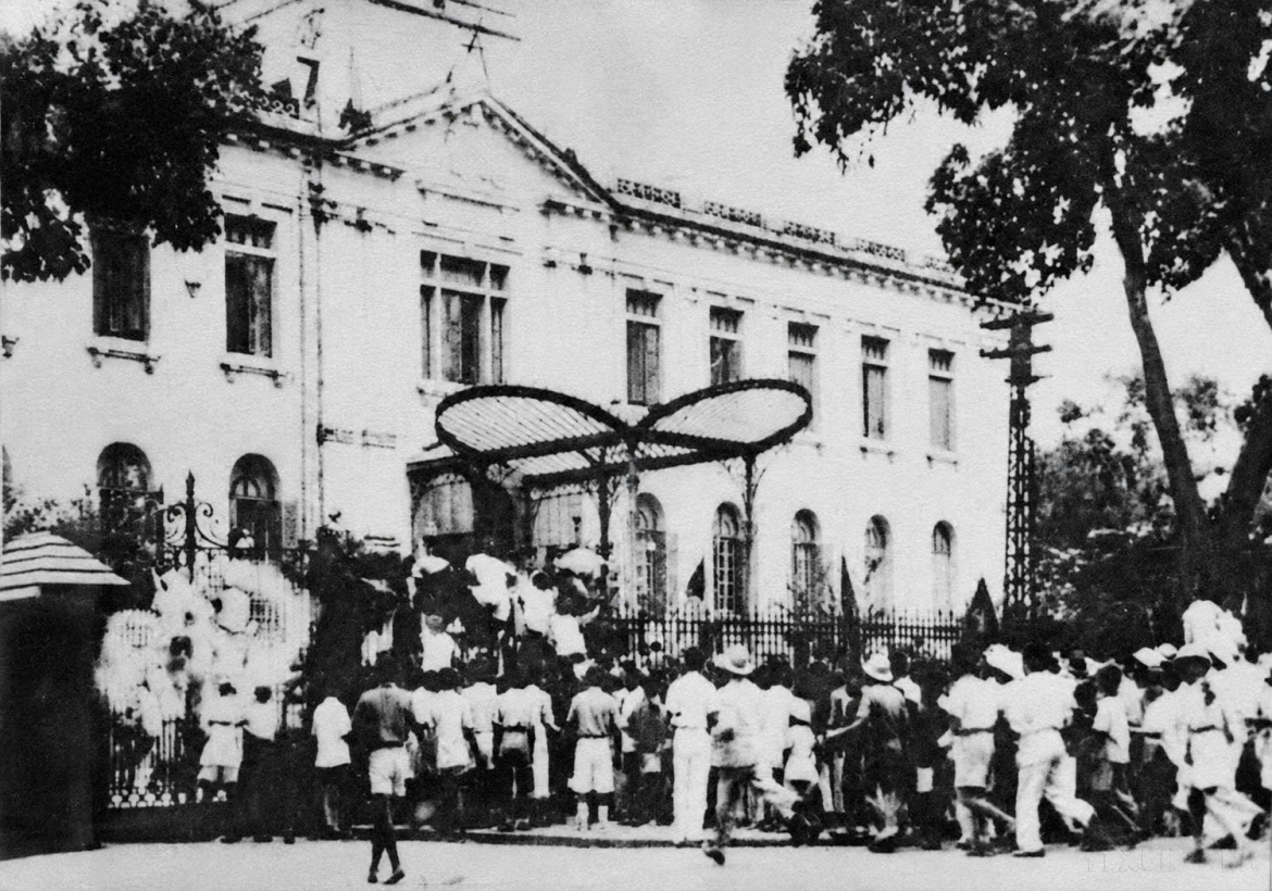 Revolutionary masses and self-defense fighters in Hanoi seize the Governor-General’s Palace (Northern Vietnam Government House) on August 19, 1945. (File photo)