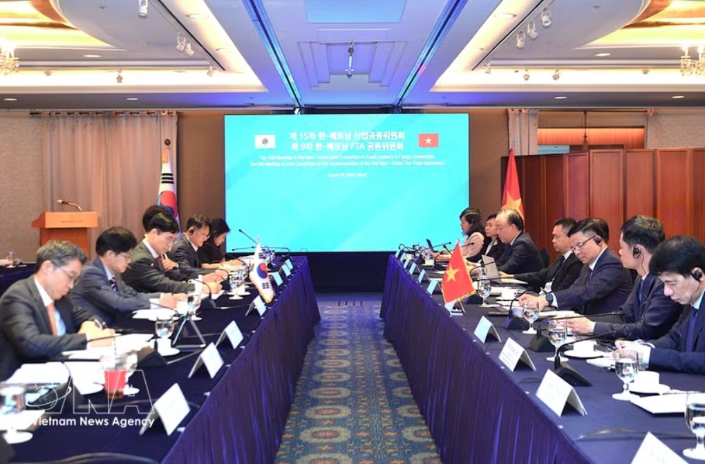 The 15th meeting of the Vietnam-RoK Joint Committee on Trade, Industry and Energy Cooperation and the ninth meeting of the Vietnam-RoK Free Trade Agreement (FTA) Committee are held in Seoul on August 26. (Photo: VNA)