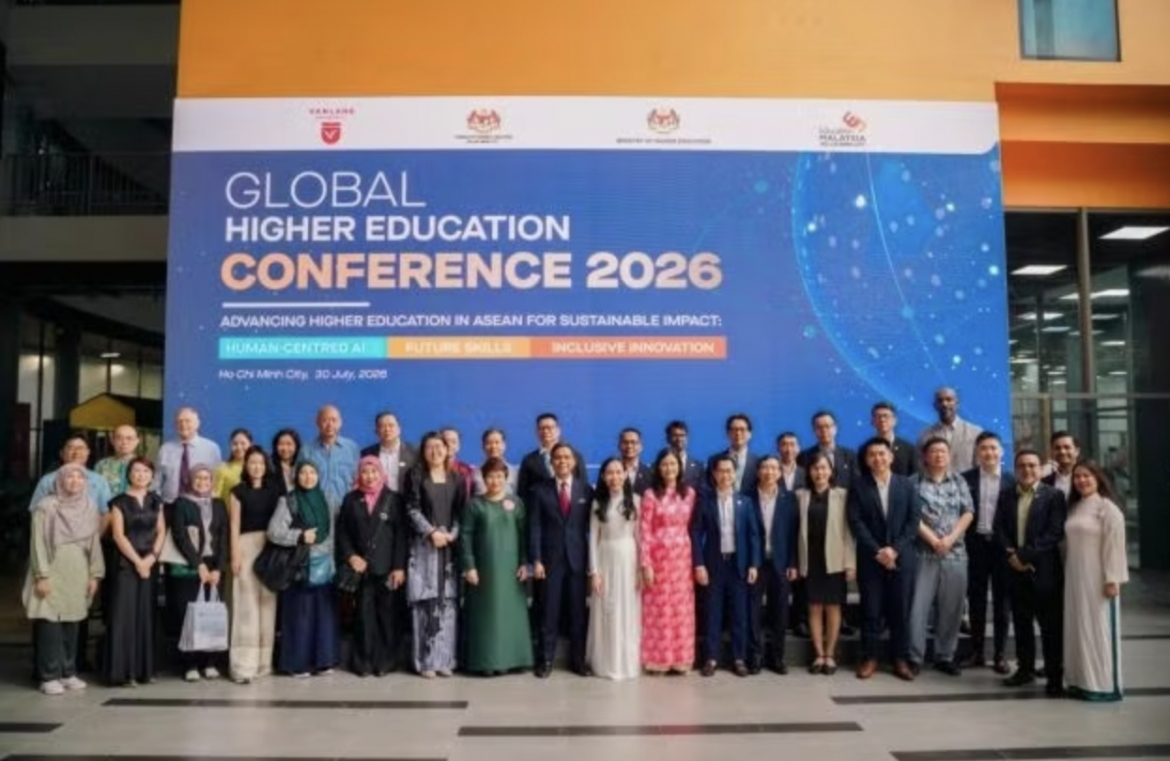 Delegates pose for a photo at the Global Higher Education Conference 2026 at Văn Lang University in HCM City on July 30. (Photos Courtesy of VLU)