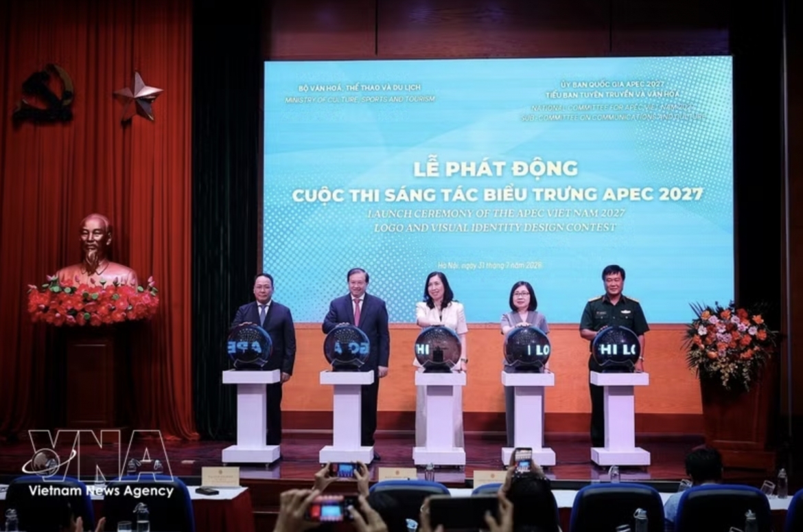 Delegates launch a nationwide competition to design the official logo and visual identity for APEC Vietnam 2027 on July 31 (Photo: VNA)