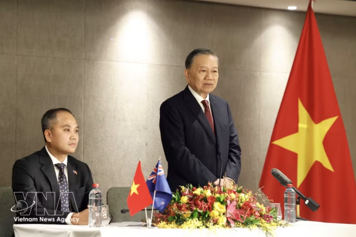 General Secretary of the Communist Party of Vietnam (CPV) Central Committee and President To Lam speaks with Vietnamese Embassy staff and representatives of the Vietnamese community in New Zealand and South Pacific island countries in Auckland on August 12 evening. (Photo: VNA)